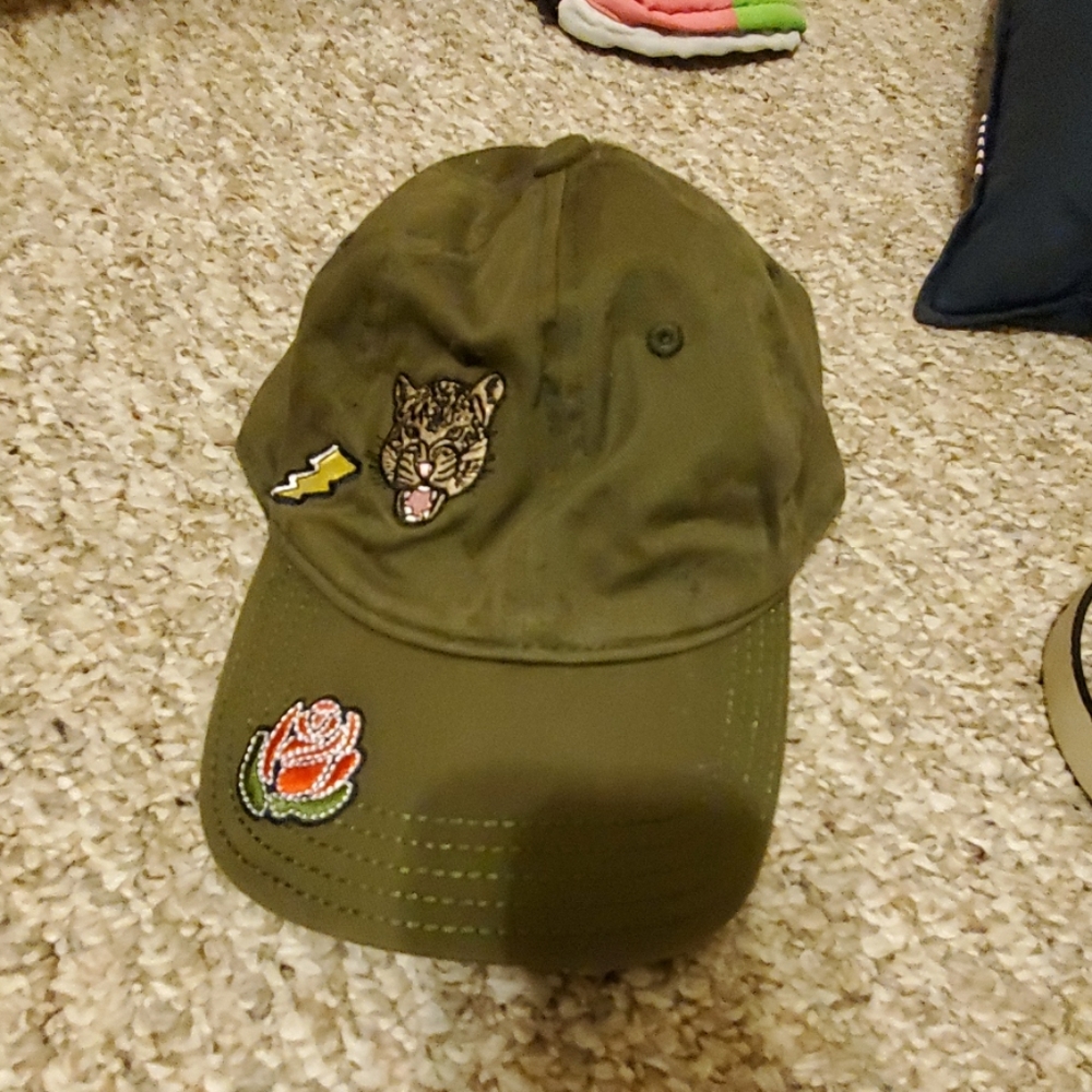 Trendy hat. - Picture 2 of 6